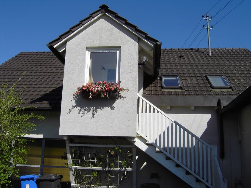Haus am Traubenweg 23 mit Blumenkasten und Außentreppe